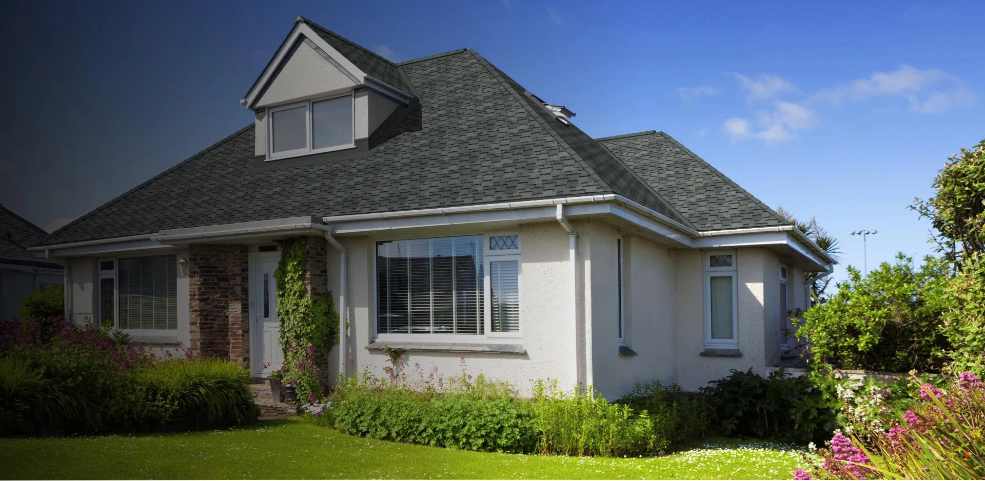 jasny dom z szarym dachem