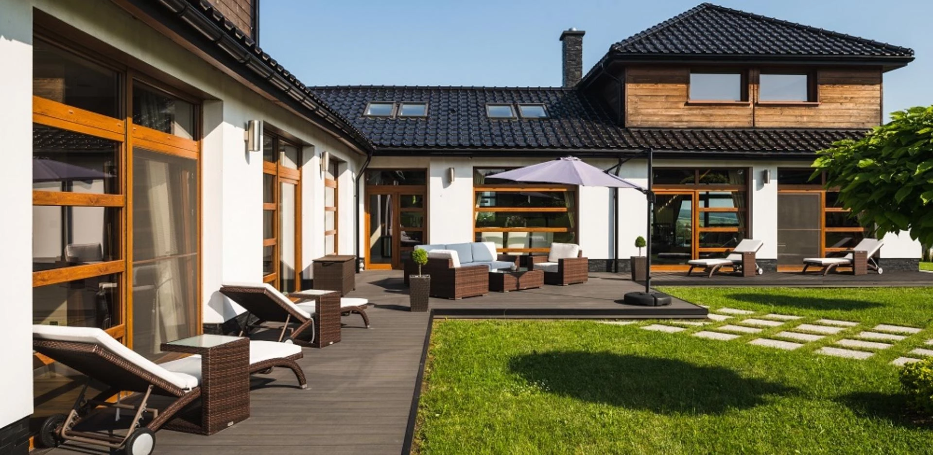 dom z dużym tarasem